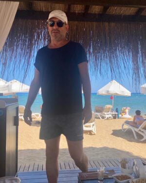 Murat Aygen Instagram - Ben şimdi; denizle kum, sıcakla sıcak, karpuzla kavun, americano ile iced latte, dinlenme ile yeniden yüklenme arası bir yerdeyim. Sen neredesin? 📸 @nihanasliaygen 
#sea #holiday #sand