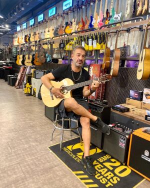 Murat Aygen Instagram - Müzik enstrümanı almayı seviyorum. Bugün de aileye bu arkadaş katıldı. #cordobagkstudio #guitar #gitar