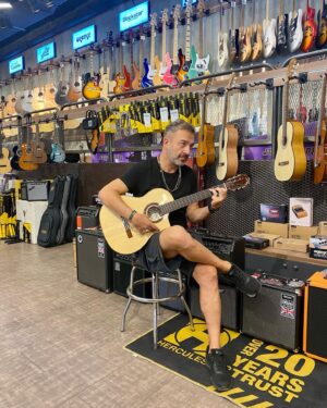 Murat Aygen Instagram - Müzik enstrümanı almayı seviyorum. Bugün de aileye bu arkadaş katıldı. #cordobagkstudio #guitar #gitar