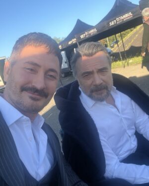 Murat Han Instagram - Sadece 4 bölüm konuk oyuncu olarak katıldığım ama bir aile gibi beni sıcak karşılayan yapım, teknik ekip ve oyuncu arkadaşlara, başta iyi ki çalıştım dediğim @oktaykaynarca abim, sıcacık enerjisiyle yönetmenimiz #Mustafa Şevki Doğan ve tüm ekibe ilgi ve yardımları için ve siz seyircilere bütün kötülüklerime rağmen beni desteklediğiniz için teşekkür ederim. 🙏🏻❤️ @benbucihanatv, @kynproduction @oktaykaynarca @mustafasevkidogan