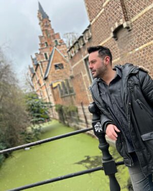 Murat Tavlı Instagram - Ona bilmediği bir şey söyleyin😛

📷: @yucelsebat 

#murattavlı #mechelen #belgium #belçika