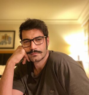 Murat Ünalmış Instagram - Gece selfie si...📚
#iyigeceler 
#düşüneninsan