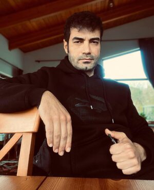 Murat Ünalmış Instagram - Bazen sessizce bir kuytuda, bazen kalabalıklarda;
ama daima tek başına yürümelisin yolunda…
22.02.2022