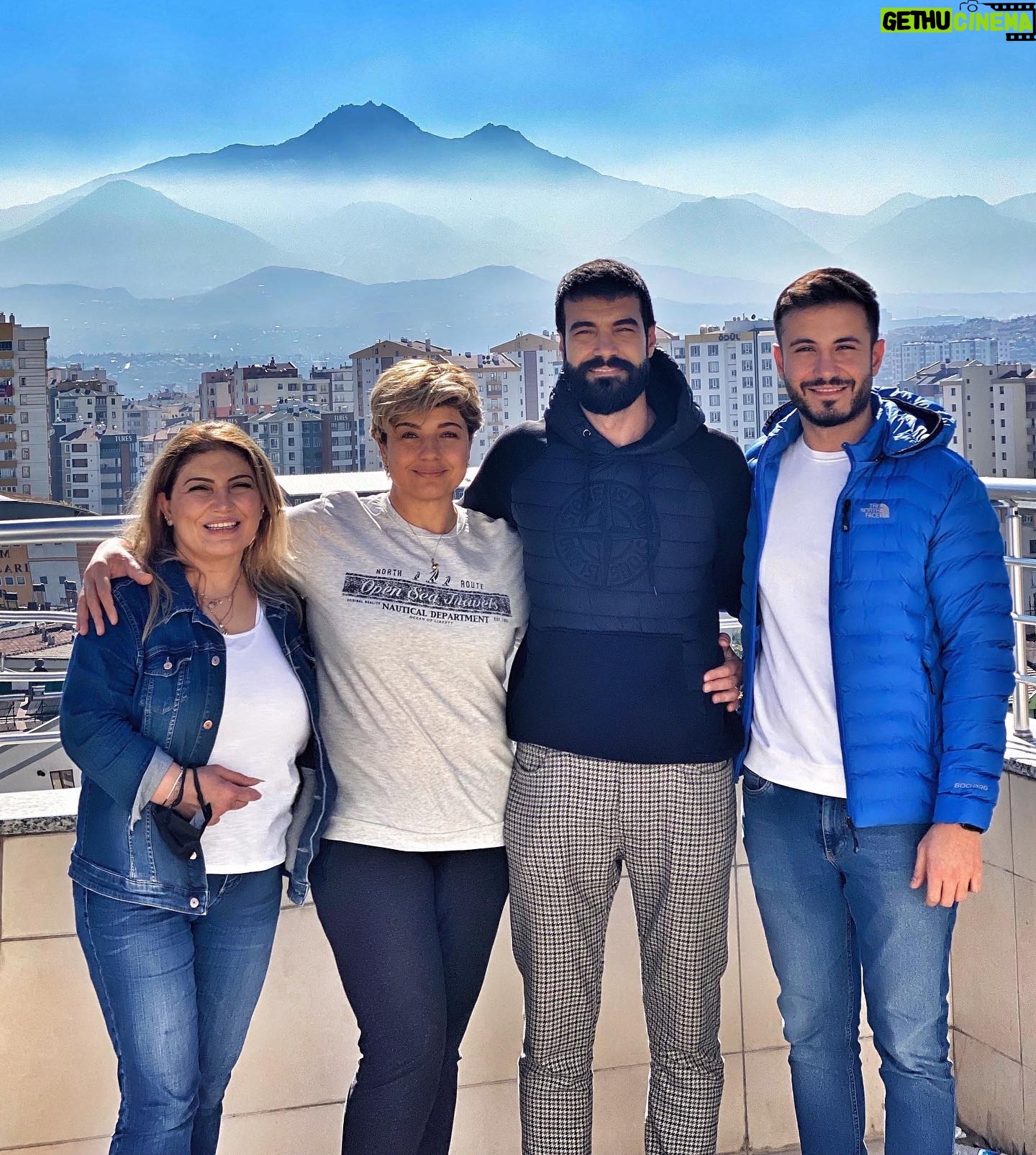Murat Ünalmış - 58.9K Likes - Dayı, yeğen, ablalar ve arkamızda dağımız Erciyes…💙😌
Foto: @niyaziunalmis