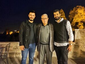 Murat Ünalmış Instagram - 41. Yaş günümü en kıymetlilerim ailemle geçirdim çok şükür. Doğum günümü kutlayan tüm arkadaşlarıma, dostlarıma, takipçilerime yürekten teşekkür ederim. Herkese sevdikleriyle geçireceği sağlıkla ve mutlulukla geçen bir ömür dilerim. Dünyadan gelip geçeceğiz. Hayırla ve güzellikle olsun. Sizlerde iyi ki varsınız.. selam ve sevgi ile..❤️❤️❤️🙏🏻🧿🤗🌍🌱🍂💫
#41years