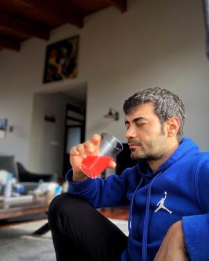Murat Ünalmış Instagram - Sabahları gilaburu suyu içmeden uyanamam..😜😄
İyi pazarlar herkese..🌞☘️
