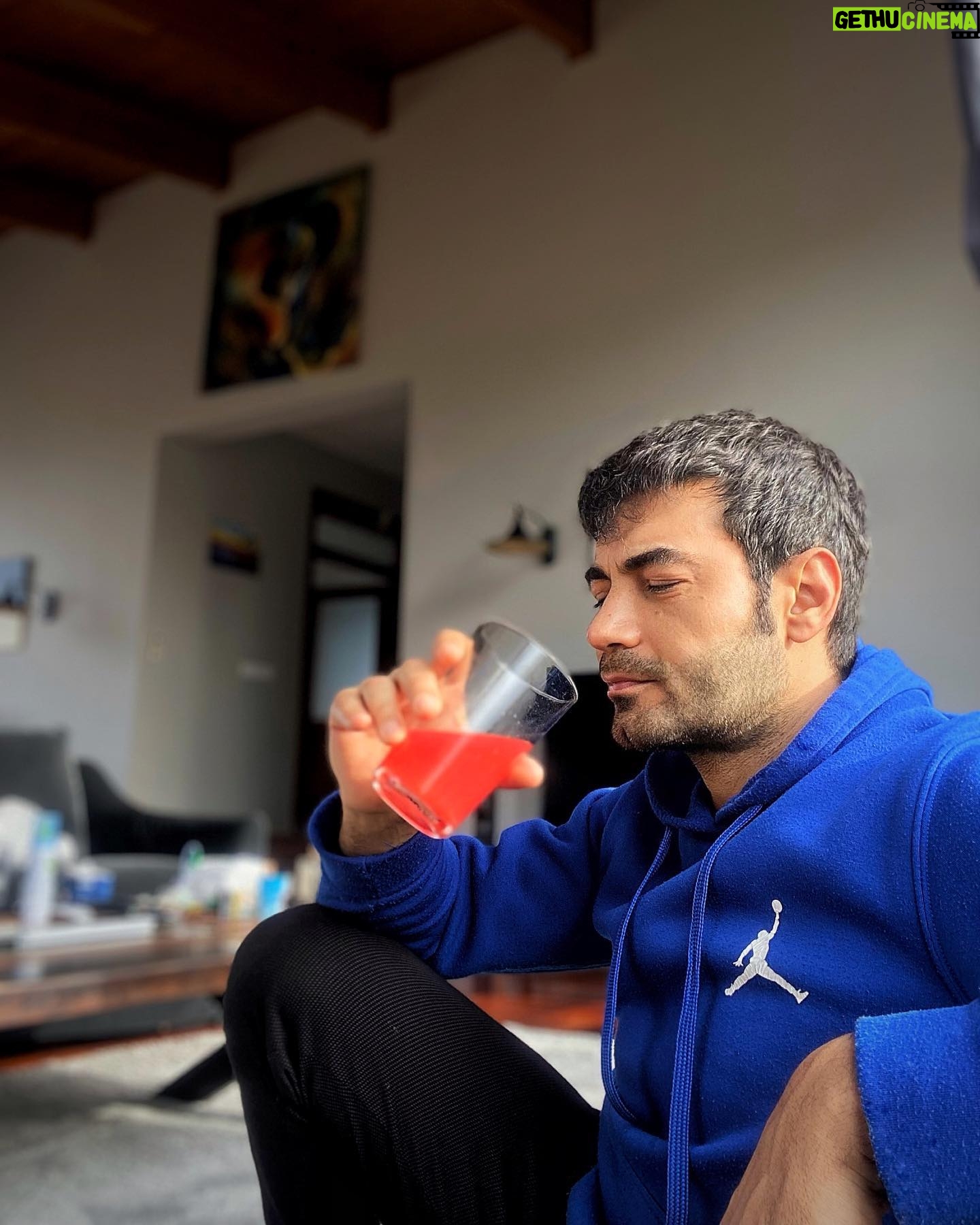 Murat Ünalmış - 55.7K Likes - Sabahları gilaburu suyu içmeden uyanamam..😜😄
İyi pazarlar herkese..🌞☘️