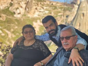 Murat Ünalmış Instagram - 41. Yaş günümü en kıymetlilerim ailemle geçirdim çok şükür. Doğum günümü kutlayan tüm arkadaşlarıma, dostlarıma, takipçilerime yürekten teşekkür ederim. Herkese sevdikleriyle geçireceği sağlıkla ve mutlulukla geçen bir ömür dilerim. Dünyadan gelip geçeceğiz. Hayırla ve güzellikle olsun. Sizlerde iyi ki varsınız.. selam ve sevgi ile..❤️❤️❤️🙏🏻🧿🤗🌍🌱🍂💫
#41years