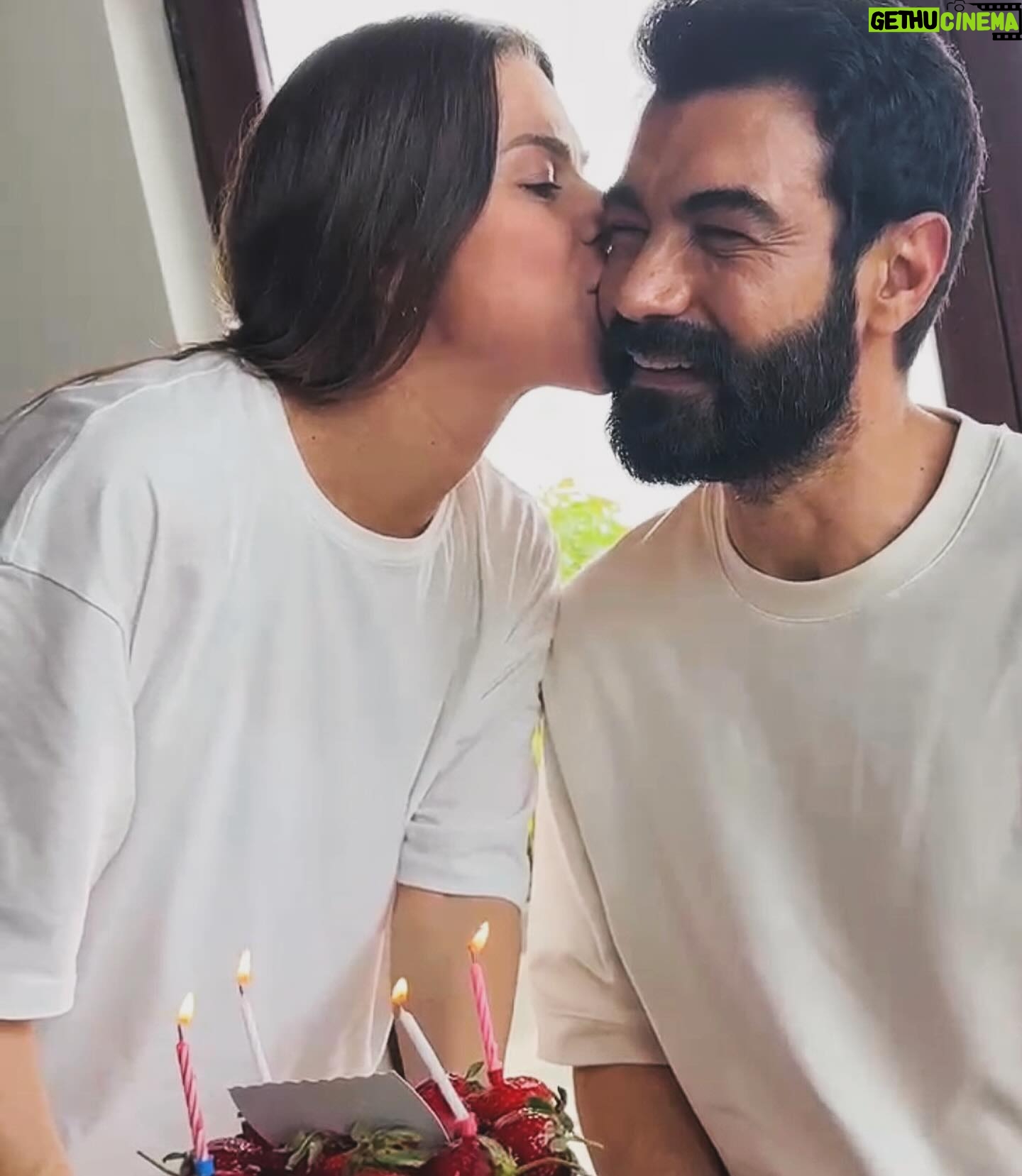 Murat Ünalmış - 65K Likes - 23 Nisan neşe doluyor insan :) Baba olarak ilk doğum günüm. Oğlum Selim’in de ilk çocuk bayramı. Ne güzel bir gün. Canım Karıma bu güzel günü yaşattığı için teşekkür ederim. ❤️ Hiçbir 23 Nisan bu kadar neşeli olmamıştı. Tüm çocuklarımızın 23 Nisan ulusal egemenlik ve çocuk bayramını kutluyorum. Doğum günümü kutlayan herkese çok teşekkür ederim. 🙏🏻😊