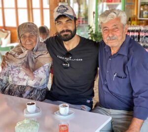 Murat Ünalmış Instagram - Acısı çok olanların gülüşü güzel olur. Benim için çok kıymetli insanlar.. 💙
#libyalıismailbaba
#zelişana
#ılgardere