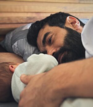 Murat Ünalmış Instagram - 23 Nisan neşe doluyor insan :) Baba olarak ilk doğum günüm. Oğlum Selim’in de ilk çocuk bayramı. Ne güzel bir gün. Canım Karıma bu güzel günü yaşattığı için teşekkür ederim. ❤️ Hiçbir 23 Nisan bu kadar neşeli olmamıştı. Tüm çocuklarımızın 23 Nisan ulusal egemenlik ve çocuk bayramını kutluyorum. Doğum günümü kutlayan herkese çok teşekkür ederim. 🙏🏻😊