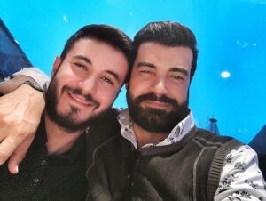 Murat Ünalmış Instagram - 41. Yaş günümü en kıymetlilerim ailemle geçirdim çok şükür. Doğum günümü kutlayan tüm arkadaşlarıma, dostlarıma, takipçilerime yürekten teşekkür ederim. Herkese sevdikleriyle geçireceği sağlıkla ve mutlulukla geçen bir ömür dilerim. Dünyadan gelip geçeceğiz. Hayırla ve güzellikle olsun. Sizlerde iyi ki varsınız.. selam ve sevgi ile..❤️❤️❤️🙏🏻🧿🤗🌍🌱🍂💫
#41years
