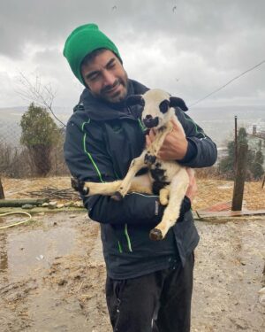 Murat Ünalmış Instagram - Bu ana kuzusunu yıkadıkları için annesi kabul etmemiş.. bizde kesip tasarrufta bulunalım dedik. 🤓 Şaka şaka sevmeye geldik..❤️