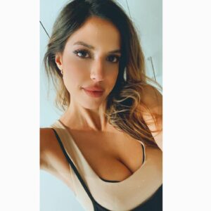 Murielle Telio Instagram - Confidence isn’t walking into a room thinking you are better than others. Confidence is walking into a room and not comparing yourself to anyone.