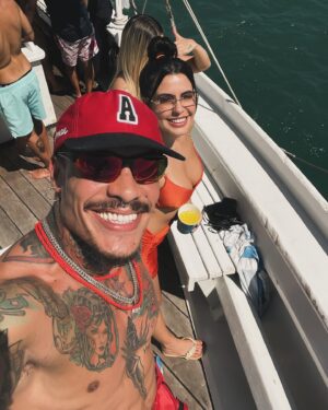 Murilo Dias Instagram - Feliz aniversário meu fechamento. Muito obrigado por todos os momentos memoráveis, você é sem dúvidas uma das pessoas mais incríveis que eu já conheci, gratidão. Vida longa e que seja de muitas abundâncias e graças! TE AMO SUA LOKAAAAAA @beegarcia ❤️ 
Do soltos pra vidaaaaaa. Obs vá até a última foto do post kkkkkkkkkkkkkkkkkkkkkkkkkk