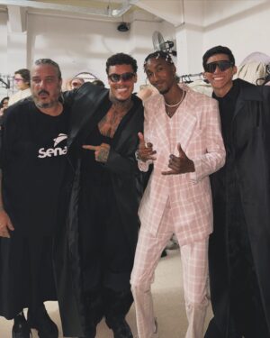 Murilo Dias Instagram - Meu primeiro desfile, a convite desse ilustre e um dos principais nomes da moda brasileira, @joao_pimenta , junto com o maior evento de moda nacional, @spfw 🇧🇷❤️
Aproveitando essa oportunidade para agradecer a todos que sempre torceram por mim, estamos juntos! Agradeço também à @base_mgt @0oofelipe por ter feito essa conexão. Desejo a todos muito sucesso e que essa seja mais uma de muitas oportunidades para mostrarmos que somos bons. 🌟💃