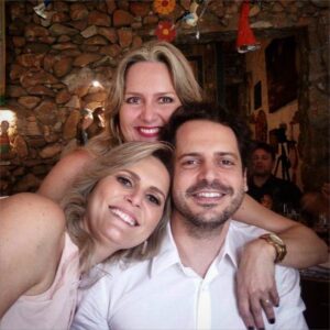 Murilo Meola Instagram - Agosto parabéns pra vc por ter a felicidade de abrigar o dia 14... de agosto (🤔) Que acolheu o nascimento de uma mulher admirável (a do topo aí da foto ❤️ não que a do lado tb não seja). Dia 14/08 nasceu a mulher que me colocava de castigo, minimizava os impactos das tramóias dos dois de baixo na foto... ah que tb sempre esteve com o colo pronto para receber ou doar um abraço, lágrimas prontas para serem derramadas ao menor sinal de qualquer coisa... e que esteve sempre pronta para cuidar, zelar e amar nossa família ❤️ nas horas vagas ela deu um jeito de ser doutora, ter um punhado de pós-docs em genética e ser professora e pesquisadora da USP. Ufa... 😅 mas a aptidão dela é acolher, amar e cuidar! Tanto que trouxe ao mundo aquele molequinho lindo que sempre aparece por aqui com o tio! Menino que 🙏🏼 felizmente herdou a beleza da mãe e pelo que tudo indica, a inteligência tb (foi mal Leo! Não resisti! 🤣🤣). Te amo Ju ❤️🍀#niverirma #niverirmã
