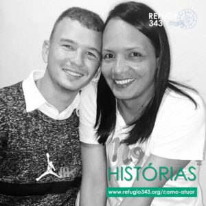 Murilo Meola Instagram - Quanta brutalidade, quanto amor❤️ Existem pessoas que conseguem responder à toda brutalidade que o mundo lhe destina, com amor. Cristal é uma dessas almas iluminadas✨

"Quando almoço, me pergunto se minha mãe teve essa mesma oportunidade na Venezuela!". A frase é de Cristal, 🇻🇪 venezuelana, que lembra dos momentos de violência e preconceito que viveu por ser transexual. "Minha mãe sempre esteve ao meu lado em cada um desses momentos difíceis, me apoiando e me ajudando a lutar!", conta emocionada.

Aos 8 anos, quando se descobriu uma mulher transexual, Cristal sofreu muito preconceito da família. O tio, com quem morava, não aceitou e batia muito em sua mãe para que "fizesse alguma coisa".

Ela, a mãe e os irmãos saíram da casa. Moraram com amigos por alguns anos, mas terminaram nas ruas. Cristal tinha 15 anos. Sonhava em fazer Direito, mas acabou se prostituindo para ajudar a família.

Com o dinheiro, ajudou a alugarem uma casa e fez um curso de cabeleireira, que garantiu que deixasse a vida de prostituição. No início da nova etapa veio a crise e ela teve seu sonho interrompido.

Mais uma vez, em nome do amor pela mãe, decidiu migrar. Veio para o Brasil 🇧🇷 com o companheiro, Arturo, em busca de emprego para ajudar a família que ficou na Venezuela. "Meu sonho é poder cuidar de minha mãe como ela cuidou de mim. Quando almoçava no abrigo aqui no Brasil, me perguntava se ela estava tendo a mesma chance lá no meu país!”".

E se às vezes o mundo parece uma jornada pelo inferno🔥🌎 tem muita gente que o torna um lar ❤️🌎

A oportunidade de realizar o sonho chegou no mês de julho! Cristal e Arturo foram interiorizados pelo @refugio343_ para a cidade de São Fidelis/RJ, onde foram acolhidos (com emprego!) pelo voluntário Paulo, que já interiorizou outras 2 famílias para a região. Em meses, Arturo e Cristal estarão independentes e poderão ajudar seus familiares, como tanto desejam.❤️

Que força tem o amor❤️
Cristal, obrigado!✨

Você também pode ajudar famílias de refugiados venezuelanos a recomeçarem no Brasil. Acesse refugio343.org e seja um voluntário. #refugio343 #refugiados #refugiadosvenezuelanos #refugiadosvenezolanos #refugee