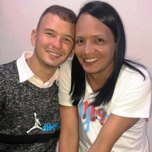 Murilo Meola Instagram - Quanta brutalidade, quanto amor❤️ Existem pessoas que conseguem responder à toda brutalidade que o mundo lhe destina, com amor. Cristal é uma dessas almas iluminadas✨

"Quando almoço, me pergunto se minha mãe teve essa mesma oportunidade na Venezuela!". A frase é de Cristal, 🇻🇪 venezuelana, que lembra dos momentos de violência e preconceito que viveu por ser transexual. "Minha mãe sempre esteve ao meu lado em cada um desses momentos difíceis, me apoiando e me ajudando a lutar!", conta emocionada.

Aos 8 anos, quando se descobriu uma mulher transexual, Cristal sofreu muito preconceito da família. O tio, com quem morava, não aceitou e batia muito em sua mãe para que "fizesse alguma coisa".

Ela, a mãe e os irmãos saíram da casa. Moraram com amigos por alguns anos, mas terminaram nas ruas. Cristal tinha 15 anos. Sonhava em fazer Direito, mas acabou se prostituindo para ajudar a família.

Com o dinheiro, ajudou a alugarem uma casa e fez um curso de cabeleireira, que garantiu que deixasse a vida de prostituição. No início da nova etapa veio a crise e ela teve seu sonho interrompido.

Mais uma vez, em nome do amor pela mãe, decidiu migrar. Veio para o Brasil 🇧🇷 com o companheiro, Arturo, em busca de emprego para ajudar a família que ficou na Venezuela. "Meu sonho é poder cuidar de minha mãe como ela cuidou de mim. Quando almoçava no abrigo aqui no Brasil, me perguntava se ela estava tendo a mesma chance lá no meu país!”".

E se às vezes o mundo parece uma jornada pelo inferno🔥🌎 tem muita gente que o torna um lar ❤️🌎

A oportunidade de realizar o sonho chegou no mês de julho! Cristal e Arturo foram interiorizados pelo @refugio343_ para a cidade de São Fidelis/RJ, onde foram acolhidos (com emprego!) pelo voluntário Paulo, que já interiorizou outras 2 famílias para a região. Em meses, Arturo e Cristal estarão independentes e poderão ajudar seus familiares, como tanto desejam.❤️

Que força tem o amor❤️
Cristal, obrigado!✨

Você também pode ajudar famílias de refugiados venezuelanos a recomeçarem no Brasil. Acesse refugio343.org e seja um voluntário. #refugio343 #refugiados #refugiadosvenezuelanos #refugiadosvenezolanos #refugee