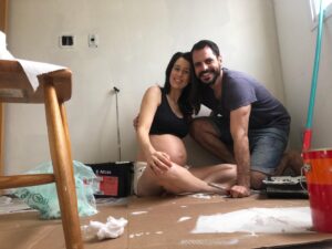 Murilo Meola Instagram - #tbt de outro dia logo ali... trabalho intenso de pintura, cerveja e água com gás 🤰🏻 galera, na verdade intenso mesmo foi colocar o último pedaço do papel de parede! 🤣🤣 toda minha admiração pra os profissionais que não pintam o teto ou que não colam as linhas do papel de parecendo um labirinto torto #tbt #martin #quartodolider @rafaifonseca ❤️🕺🏻💪🏼