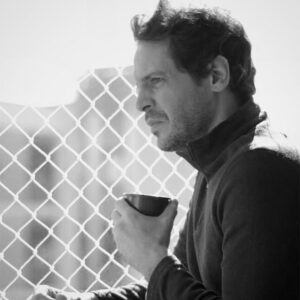 Murilo Meola Instagram - Nada como tomar café na rede ☕️ adaptação é tudo 🤜🏼🤛🏼😉 
🤓adaptando ou não, tome café. é gostoso. #cafenarede #cafe #coffee #anonovofotovelha #ficaadica #staythetip 🤣