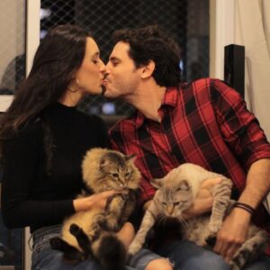 Murilo Meola Instagram - #tbt com as tradicionais fotos anuais da trupe daqui de casa!Amor existe❤️mas com o tempo a condição de estrelas da casa pesou 🐈‍⬛🐈e eles ficaram mais reservados, regulando exposição da vida privada... e aí o paparazzi sofre 🤣🤣 foto 01 em 2020 com 05 anos e foto 02 2016 com 50 dias. #tbt #fotodafamilia #fellini #neruda