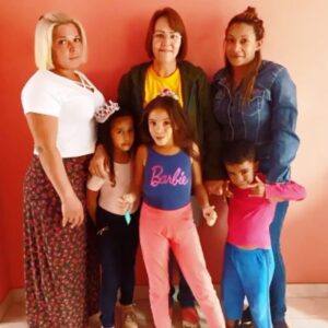 Murilo Meola Instagram - Vamos falar do passo?🤔 Ouço muitos amigos comentando o quanto gostariam de contribuir, amenizar as dores do próximo e construir um mundo mais inclusivo e justo. Aí vai a inspiração: na  semana do voluntariado trago a história da Clara.✊🏼
 
Ela conheceu o @refugio_343 em uma live. Ali teve conhecimento pela primeira vez sobre a crise na Venezuela e sobre a situação de extrema vulnerabilidade em que se encontram os venezuelanos que buscam refúgio no Brasil.

"Minha vida mudou naquele dia! Fiquei muito sensibilizada com todo o sofrimento pelo qual estão passando. E entendi que eu era uma pessoa que podia ajudar. Qualquer um de nós pode! Não precisa ter dinheiro! É uma mistura de coragem, boa vontade e atitude!"

Clara mobilizou sua comunidade para juntos, e em parceria com o Refúgio 343, acolherem uma família de refugiados venezuelanos na sua cidade, Nova Morada/MG. Cada um contribuiu um pouco, como podia: doação de roupas, móveis, materiais de construção para reforma de uma casa, mão de obra...

Na hora de definirem a família que iriam ajudar, ela só fez um pedido: "A que mais estiver precisando!". Clara, sua linda!!❤️

🇻🇪 Foi então que uma família se transformou em duas: Clara e sua comunidade acolheram as mães solo Irina e Dionnorys, com seus filhos Ildemarys, José Carlos e Karlis!

Depois de terem passado fome na Venezuela com suas crianças e passarem por uma série de perigos na viagem para o Brasil 🇧🇷, elas foram interiorizadas neste mês de agosto e já estão trabalhando em um frigorífico: outra oportunidade que Clara conseguiu mobilizando sua rede de contatos!👊🏼👊🏼

"O que mais me marcou no meu primeiro encontro com eles foi as crianças pulando, abraçando os brinquedos que colocamos no seu novo quarto e gritando: 'Obrigada, agora tenho um teto!"

Se o chamado veio... amigos basta o passo, a ação e uma transformação imensa na vida de outras pessoas ✊🏼🍀👏🏼 TMJ!

Clara e sua comunidade transformaram a vida de 5 pessoas! Você também pode! Na #SemanaDoVoluntariado fica o convite para reunir um grupo de amigos e ajudar uma família de refugiados a recomeçar a vida. É só entrar em contato com o @refugio343_ 
#refugio343 #porumrefugio #refugiados #refugee