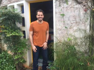 Murilo Meola Instagram - E não é que hoje conheci um lugar mágico. E como é bom conhecer lugares mágicos ❤️🍀 Visitei a @acasaredondacentrodeestudos uma escola que é um espaço na natureza, aberto ao encontro de crianças que vão descobrindo um lugar de expressão. O seu lugar. Lá compartilham os espaços dentro da casa ou na natureza, bancos de areia, reservas naturais, e vão criando as próprias brincadeiras, escolhendo espontaneamente diferentes atividades individuais ou em grupo e, assim, interagem movidas por interesses comuns, independentemente de sua faixa etária, classes ou separações artificiais. 😉❤️ Pensei na vida. Pensei no nosso mundo e como deveria ser um lugar onde encontramos nossa expressão, encontramos nossos pares de maneira genuína e a importância de desimportar convenções desimportantes... enfim, nosso mundo poderia ser assim. Acho que dá. Pq não? 🙌🏼 Ah, não tinha nenhuma criança... se tivesse seria uma epifania rsrsrs 
Acho que não consigo mais me matricular, mas atiçou de novo o convite pulsante que sempre me faço para ir morar em meio ao verde  #acasaredonda #escolacasaredonda #educacaoinfantil #livrebrincar #natureza

PS algumas fotos peguei emprestadas do site.