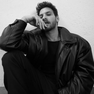 Mustafa Mert Koç Instagram - Bu sarki boyle  bir surecti benim icin.Bu sene 30 yasima giriyorum ve insan buyudukce ne istedigini daha cok anliyor.Yazabildigimi,uretebildigimi kesfedeli 2 yil oldu ve ben artik ne istedigimin ve ne hissetigimin farkindayim.Muzigin  bundan sonraki hayatimda da yerinin buyuk olcaginin farkindayim.Cunku muzik yaparken ve sarki soylerken  hic olmadigim baska duygulari kesfediyorum.İnsan yapmaktan keyif aldigi seyden vazgecmemeli.Ben sarkilarimda biseyler anlatiyorum ve hislerimi paylasiyorum.Eger bir kisi bile bu hislerimi anlayip duygularima ortak olursa ben bunu yapmaya devam edicem.Umarim hissettigim seyleri sizlere de hissettirebilirim.Bu yolculugumda yanimda olan herkese tesekkur ederim.Sessizim yayinda🫶🏻
Link in bio🌹