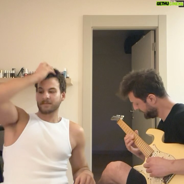 Mustafa Mert Koç - 33.6K Likes - Bu sarki boyle bir surecti benim icin.Bu sene 30 yasima giriyorum ve insan buyudukce ne istedigini daha cok anliyor.Yazabildigimi,uretebildigimi kesfedeli 2 yil oldu ve ben artik ne istedigimin ve ne hissetigimin farkindayim.Muzigin bundan sonraki hayatimda da yerinin buyuk olcaginin farkindayim.Cunku muzik yaparken ve sarki soylerken hic olmadigim baska duygulari kesfediyorum.İnsan yapmaktan keyif aldigi seyden vazgecmemeli.Ben sarkilarimda biseyler anlatiyorum ve hislerimi paylasiyorum.Eger bir kisi bile bu hislerimi anlayip duygularima ortak olursa ben bunu yapmaya devam edicem.Umarim hissettigim seyleri sizlere de hissettirebilirim.Bu yolculugumda yanimda olan herkese tesekkur ederim.Sessizim yayinda🫶🏻
Link in bio🌹