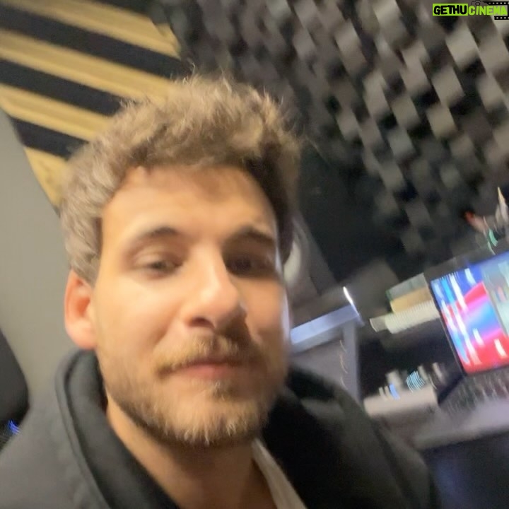 Mustafa Mert Koç - 33.6K Likes - Bu sarki boyle bir surecti benim icin.Bu sene 30 yasima giriyorum ve insan buyudukce ne istedigini daha cok anliyor.Yazabildigimi,uretebildigimi kesfedeli 2 yil oldu ve ben artik ne istedigimin ve ne hissetigimin farkindayim.Muzigin bundan sonraki hayatimda da yerinin buyuk olcaginin farkindayim.Cunku muzik yaparken ve sarki soylerken hic olmadigim baska duygulari kesfediyorum.İnsan yapmaktan keyif aldigi seyden vazgecmemeli.Ben sarkilarimda biseyler anlatiyorum ve hislerimi paylasiyorum.Eger bir kisi bile bu hislerimi anlayip duygularima ortak olursa ben bunu yapmaya devam edicem.Umarim hissettigim seyleri sizlere de hissettirebilirim.Bu yolculugumda yanimda olan herkese tesekkur ederim.Sessizim yayinda🫶🏻
Link in bio🌹
