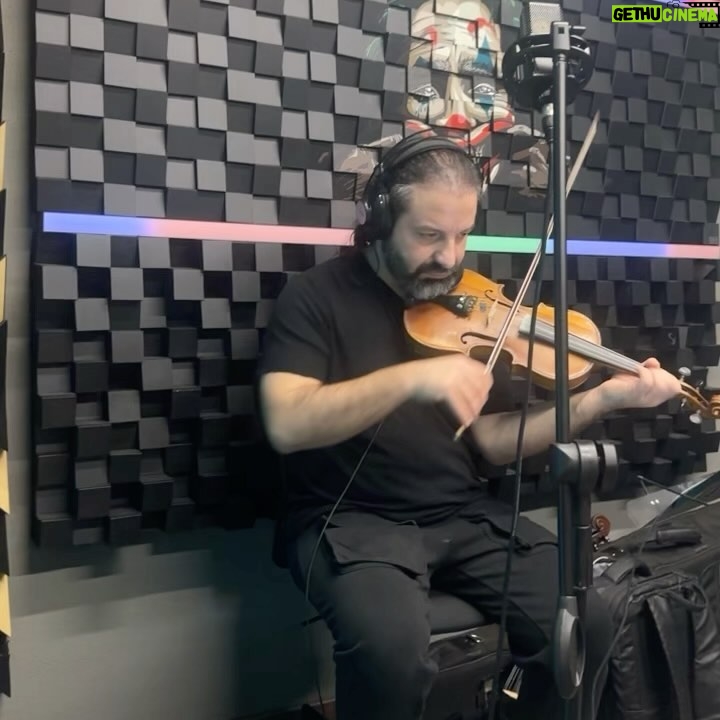 Mustafa Mert Koç - 33.6K Likes - Bu sarki boyle bir surecti benim icin.Bu sene 30 yasima giriyorum ve insan buyudukce ne istedigini daha cok anliyor.Yazabildigimi,uretebildigimi kesfedeli 2 yil oldu ve ben artik ne istedigimin ve ne hissetigimin farkindayim.Muzigin bundan sonraki hayatimda da yerinin buyuk olcaginin farkindayim.Cunku muzik yaparken ve sarki soylerken hic olmadigim baska duygulari kesfediyorum.İnsan yapmaktan keyif aldigi seyden vazgecmemeli.Ben sarkilarimda biseyler anlatiyorum ve hislerimi paylasiyorum.Eger bir kisi bile bu hislerimi anlayip duygularima ortak olursa ben bunu yapmaya devam edicem.Umarim hissettigim seyleri sizlere de hissettirebilirim.Bu yolculugumda yanimda olan herkese tesekkur ederim.Sessizim yayinda🫶🏻
Link in bio🌹
