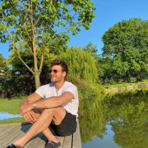 Mustafa Mert Koç Instagram - Bugun benim dogumgunum.Bi yas daha aldik.Her yil farkli deneyimler,farkli duygular yasiyoruz.Bu deneyimlerde yanimda olan,mesaj atan,arayan,sevgisini hissetiren herkese cok tesekkur ediyorum😌Hep birlikte guzel yillara insallah⭐️Thanks for your all good wishes everyone#happybirthdaytome