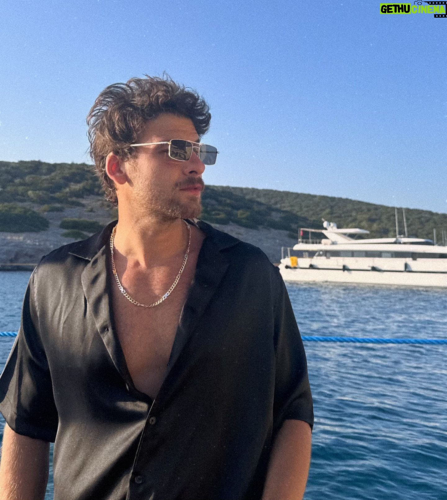 Mustafa Mert Koç - 31.8K Likes - Uzaklasmaliyim bak bu yerden ben