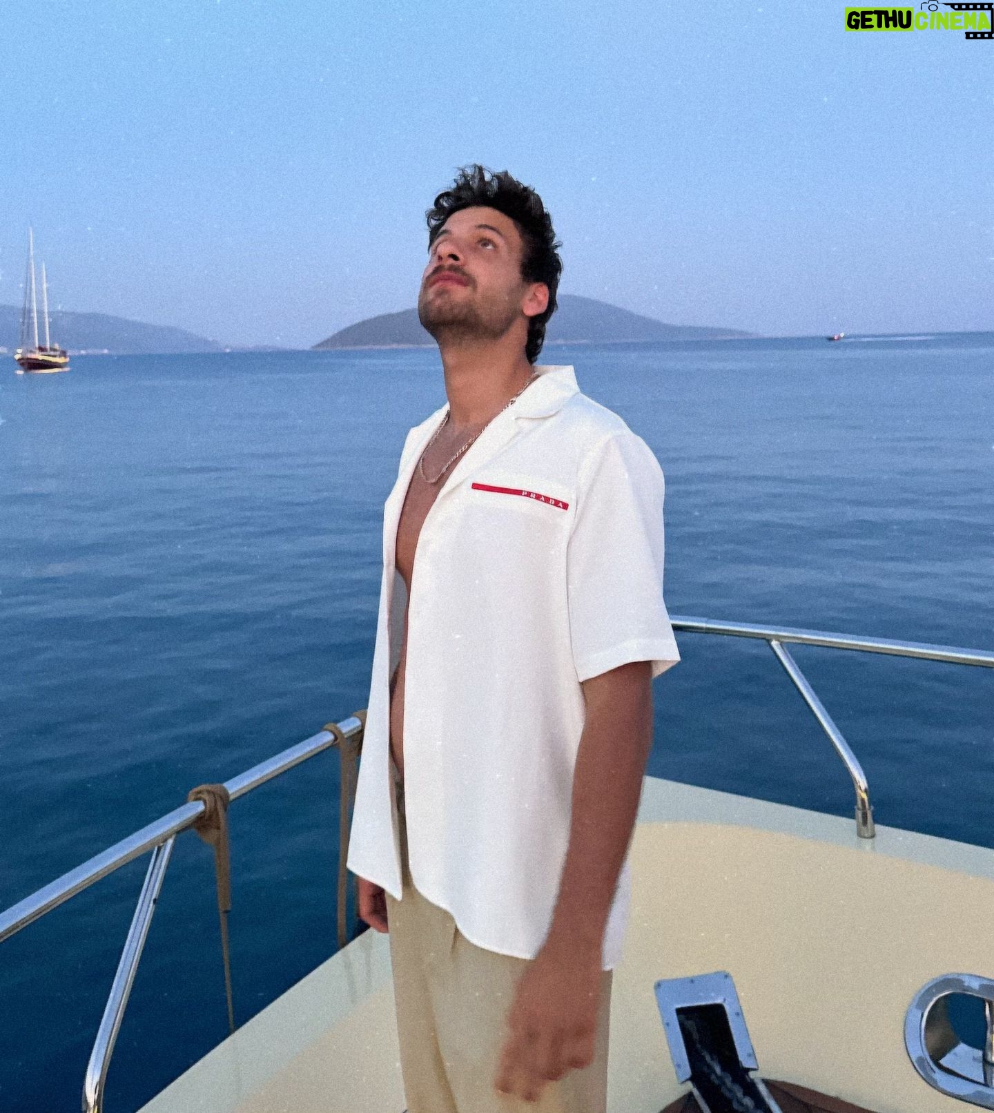 Mustafa Mert Koç - 27.5K Likes - Uzaklasmaliyim bak bu yerden ben