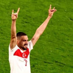 Mustafa Üstündağ Instagram - Ey Türk gençliği! Birinci vazifen; Türk istiklalini, Türk cumhuriyetini, ilelebet muhafaza ve müdafaa etmektir.

  Mevcudiyetinin ve istikbalinin yegâne temeli budur. Bu temel, senin en kıymetli hazinendir. İstikbalde dahi seni bu hazineden mahrum etmek isteyecek dâhilî ve haricî bedhahların olacaktır. Bir gün, istiklal ve cumhuriyeti müdafaa mecburiyetine düşersen, vazifeye atılmak için içinde bulunacağın vaziyetin imkân ve şeraitini düşünmeyeceksin. Bu imkân ve şerait, çok namüsait bir mahiyette tezahür edebilir. İstiklal ve cumhuriyetine kastedecek düşmanlar, bütün dünyada emsali görülmemiş bir galibiyetin mümessili olabilirler. Cebren ve hile ile aziz vatanın bütün kaleleri zapt edilmiş, bütün tersanelerine girilmiş, bütün orduları dağıtılmış ve memleketin her köşesi bilfiil işgal edilmiş olabilir. Bütün bu şeraitten daha elim ve daha vahim olmak üzere, memleketin dâhilinde iktidara sahip olanlar, gaflet ve dalalet ve hatta hıyanet içinde bulunabilirler. Hatta bu iktidar sahipleri, şahsi menfaatlerini müstevlilerin siyasi emelleriyle tevhit edebilirler. Millet, fakruzaruret içinde harap ve bitap düşmüş olabilir.

  Ey Türk istikbalinin evladı! İşte, bu ahval ve şerait içinde dahi vazifen, Türk istiklal ve cumhuriyetini kurtarmaktır. Muhtaç olduğun kudret, damarlarındaki asil kanda mevcuttur.

  Mustafa Kemal Atatürk