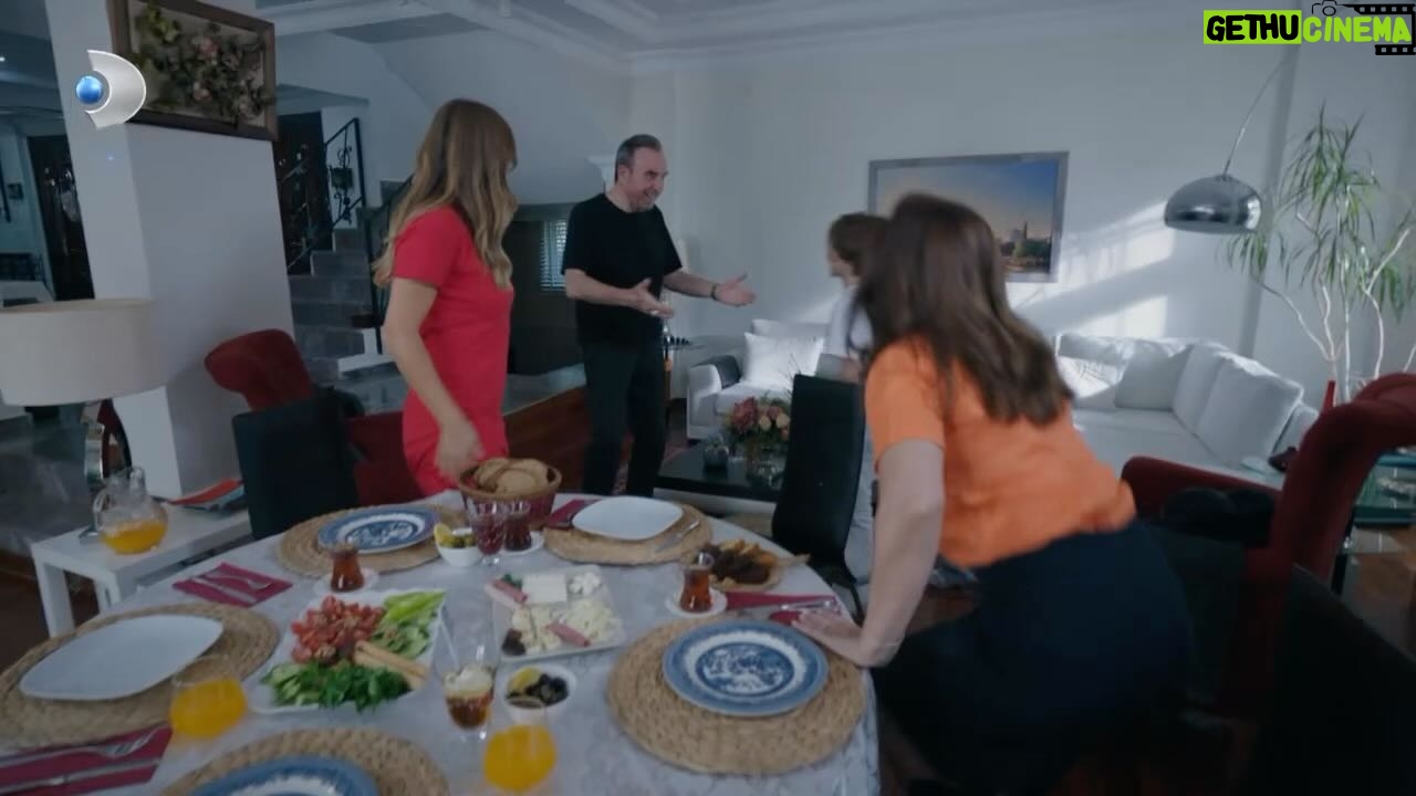 Mustafa Üstündağ - 14.4K Likes - Gecenin tam başında ; sokağın bittiği yerdeyim.
ARKA SOKAKLAR
Buluşmak dileğiyle
@kanald @dmedia
