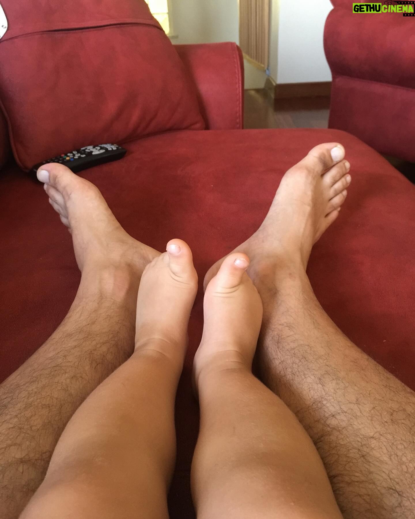 Mustafa Üstündağ - 10.5K Likes - Sarılıp yatmak mümkün değil bende senden kalan hayâle.
Halbuki sen orda, şehrimde gerçekten varsın etinle kemiğinle
ve balından mahrum edildiğim kırmızı ağzın, kocaman gözlerin gerçekten var
ve âsi bir su gibi teslim oluşun ve beyazlığın ki dokunamıyorum bile...
