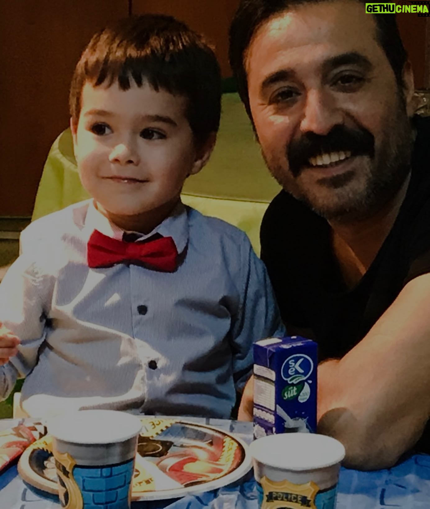 Mustafa Üstündağ - 7.9K Likes - Öyle bir cümlesinki gönlümde asla nokta koyamam.
Cümlemin yüklemi sensin…