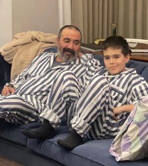 Mustafa Üstündağ Instagram - Zebra gibi olmuşuz.
Hesapta nostalji yapacaktık🤣🤣