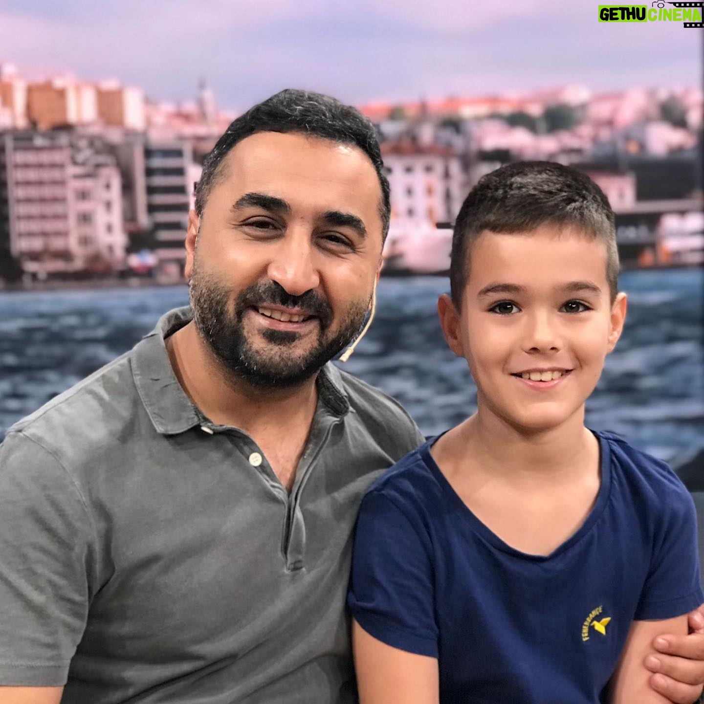 Mustafa Üstündağ - 9.5K Likes - Sevdiği aktör’ü yakından görünce sevinen evladım; sanki biz hiç oynamadık..
Seyretmekten keyf aldığım aktör tanış olunca güven verdi. @onurbuldu