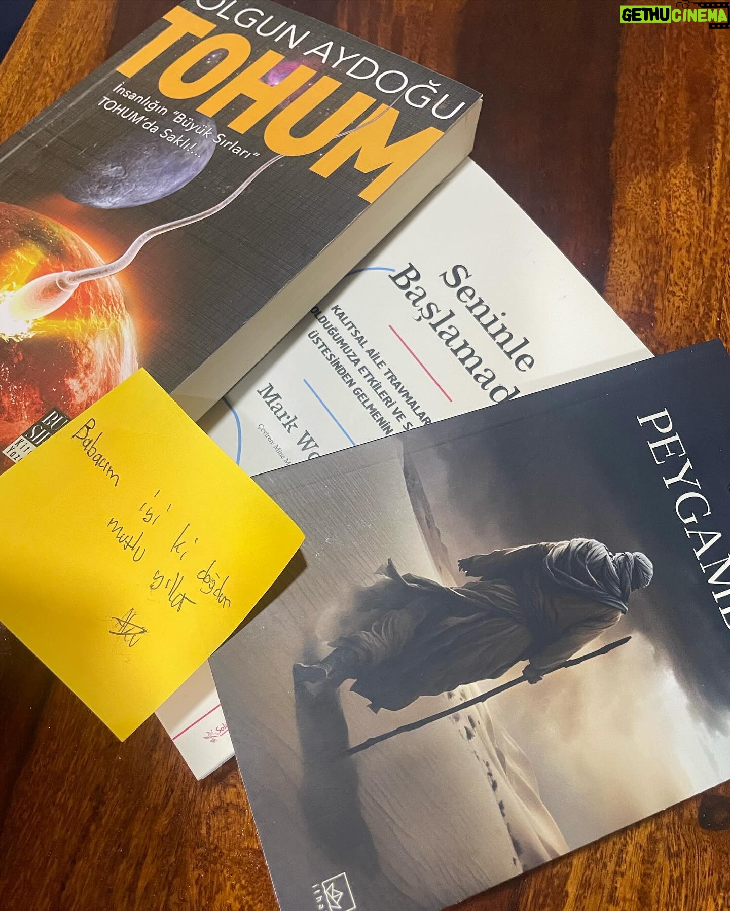 Mustafa Üstündağ - 11K Likes - ‘Baba hep kitap okuyorsun diye sana kitap aldım ‘ dedi aslan parçası.
Harçlıklarıyla , gidip almak istediğim kitapları almış .
Ne mutlu bana .
Not almış evde okumak istediğim kitapları ❤️❤️
Adım soyum benim .