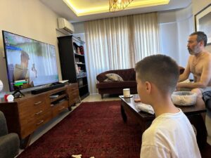 Mustafa Üstündağ Instagram - Çok şükür ateşi düştü;
İstediği çorbayıda yaptım.
İyi ki  yanımda yöremdesin aslan evledım