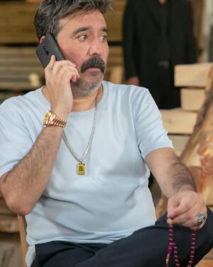 Mustafa Üstündağ Instagram - Hepinizle konuştum; hepinize anlattım. 
Sıyrılmak kolaydır günah keçisi varken.
Arka sokaklarda buluşalım .
Devler ve SADO.
Cuma mahalledeyiz inşallah.
