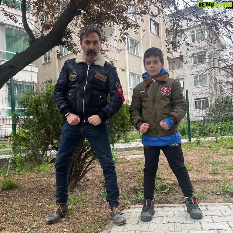 Mustafa Üstündağ - 13.3K Likes - Baba oğul kendimize mont arıyorduk. @crewshop.com.tr bulduk.