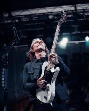 Myles Kennedy Instagram - I’m having such a great time playing the MK signature  @prsguitars. I feel like this photo captures the joy these instruments bring me every night on the @officialalterbridge Pawns And Kings Tour. #grateful #PRSGuitars #PaulReedSmith 
#AlterBridge #PawnsAndKings
#PRSGuitars #Daddario #sEElectronics #RedMonkey #Dunlop #diezelamplification
