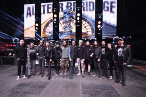 Myles Kennedy Instagram - A killer tour = a killer crew! 

Thank you to everyone on our team and to everyone who came out to the euro tour! 

Happy Holidays folks, we will see you next year! 

#AlterBridge #halestorm #mammothwvh