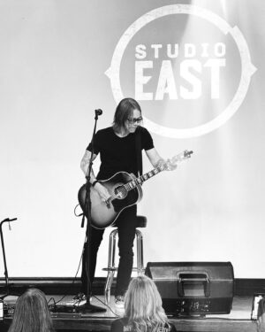 Myles Kennedy Instagram - Having a blast on the road this week! Yesterday we spent some time with our friends at @95wiilrock at their #StudioEast stage promoting “Say What You Will”.
We will be back to play @forge_live on Jan 17th, grab your Tickets at the link in my bio. 🤘🏻

Thanks @elwoodradio 

Photo: @chuckbrueckmann