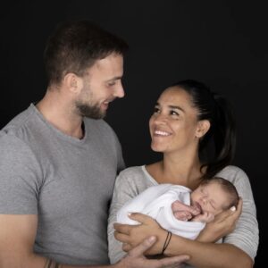 Myriam Chafik Instagram - Parents heureux 💗
Leyan ressemble plutôt à son papa ou à sa maman ?

Merci infiniment à @alexandrabuendiaphotographie pour ce superbe shooting "newborn posing" tout en douceur 🥰

#photonaissance #photodefamille #nouveauné #parents #parentsheureux #photographenaissancelyon #photobebe #minitotem #kohlantalesarmessecretes #kohlanta