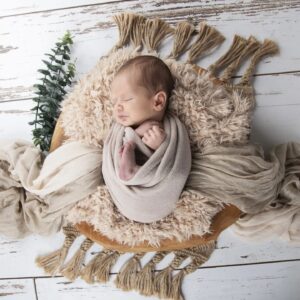Myriam Chafik Instagram - Parents heureux 💗
Leyan ressemble plutôt à son papa ou à sa maman ?

Merci infiniment à @alexandrabuendiaphotographie pour ce superbe shooting "newborn posing" tout en douceur 🥰

#photonaissance #photodefamille #nouveauné #parents #parentsheureux #photographenaissancelyon #photobebe #minitotem #kohlantalesarmessecretes #kohlanta